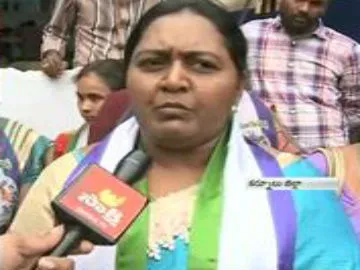 woman joined in YSRCP