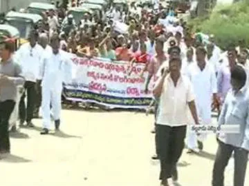 stones attack on wine shop in kurnool