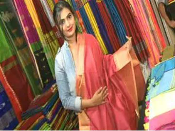 Neha Deshpande launches Silk India Expo at Shilpakala Vedika