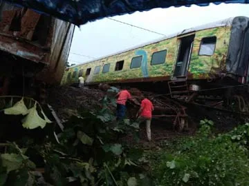 7 coaches of Nagpur Mumbai Duronto Express derails near Maharashtra's ​Titwala