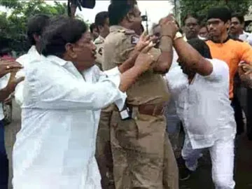 altercation between the ysrcp cadre and BJP MLC somu veerraju in kakinada municipal polling