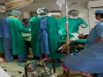Verbal spat between two doctors in OT during the surgery