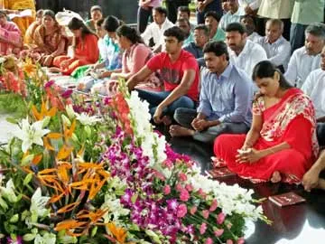 YS jagan along with Family Members Homage Paid to YS Rajashekar reddy on 8th Death Anniversary