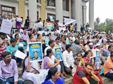 Gaurilankesh protesters at bangalore Town Hall demand justice