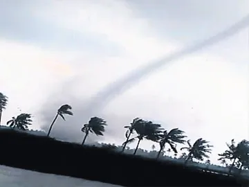 People shocked at akividu by seeing tornado