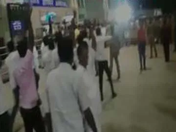 anna dmk leaders fight in madurai airport