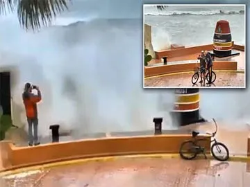 Florida people ignore Irma threat to pose for SELFIES