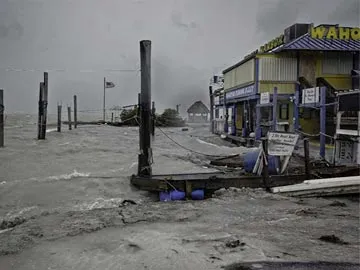 Eye of Hurricane Irma hits Florida islands