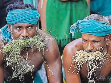 TN farmers eat own excreta at Jantar Mantar protest