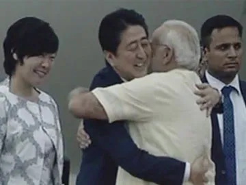 PM Narendra Modi receive Japanese PM Shinzo Abe at Ahmedabad Airport