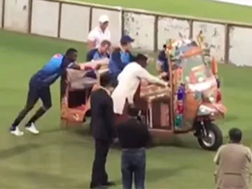 World XI players pushes auto to start in Lahore Stadium