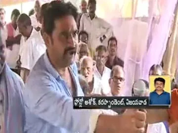 Farmers clash with CRDA Officers in guntur CRDA Meeting