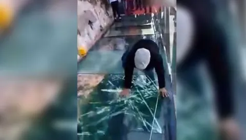 glass bridge cracks each step
