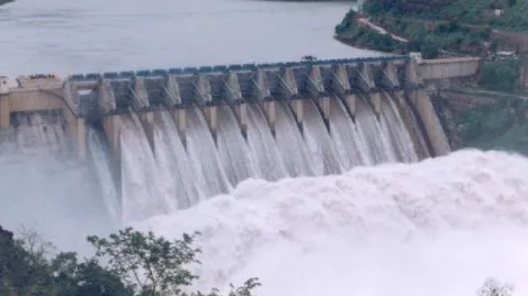 Minister Devineni Uma Maheswara Rao lifts up Srisailam Dam gates
