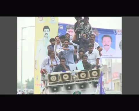 YS Jagan supports Dharmavaram weavers hunger strike