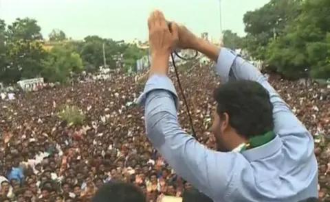 huge crowd welcomes YS Jagan at Dharmavaram