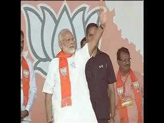 narendra modi says gujaratis eyesore congress gandhi family-