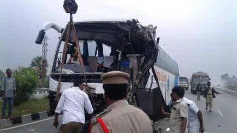 Yatra Genie Bus collides with Acid Tanker, 6 Injured