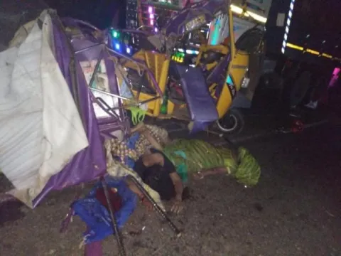 Speeding Lorry hits Autorickshaw, Six Killed