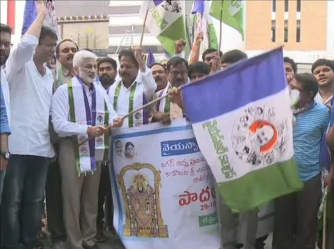 YSRCP Leaders paadayatra to chilakuri balaji templu for praja sankalpam be successful