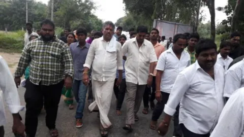 chevi reddy bhaker reddy doing padayathra support with ys jagan