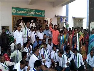 ysrcp dharna for cotton support price in telangana