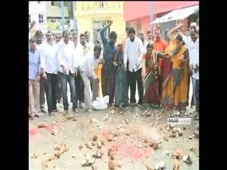 prajasankalpayatra: tirupati people Prayers with 500 coconuts - Sakshi
