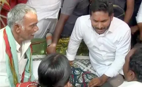 YS Jagan Interact with Handloom Workers in Prajasankalpayatra - Sakshi