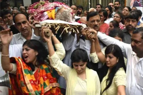 Noida Daughters Dance at Father's Last Rites - Sakshi