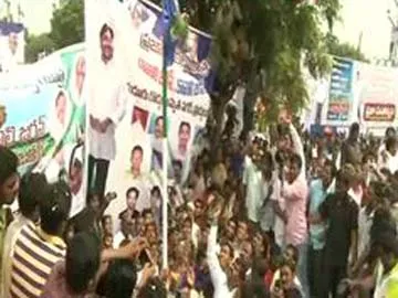 YS Jagan flag aviation in Balakkivaripalli - Sakshi