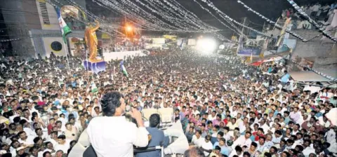 ys jagan reaches duvvooru during padayatra - Sakshi