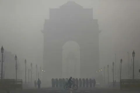 Delhi’s pollution levels worse than the great London smog of 1952 - Sakshi