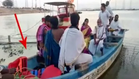 Durga temple EO neglets Life Jacket at Pavithra Sangamam - Sakshi