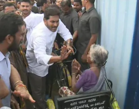 YS Jagan  tricycles distributed in Dornipadu - Sakshi