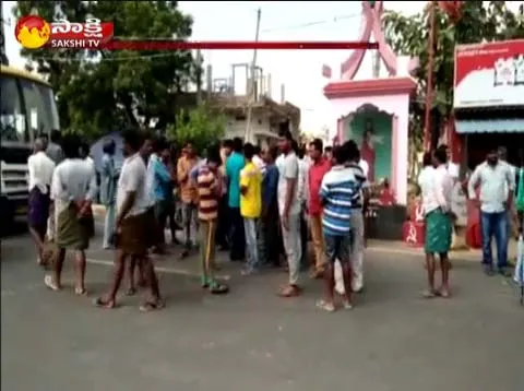 Road accident in Amravati, tension - Sakshi