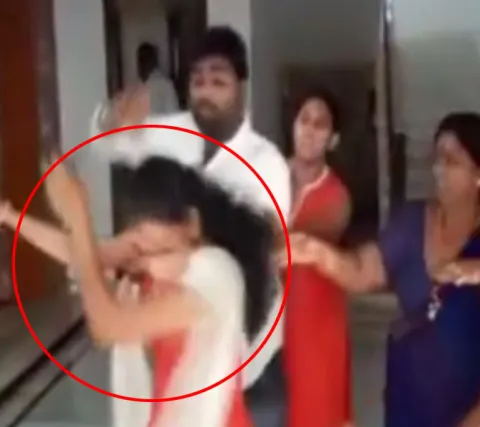 Harrassed wife protest infrot of TRS leader House - Sakshi