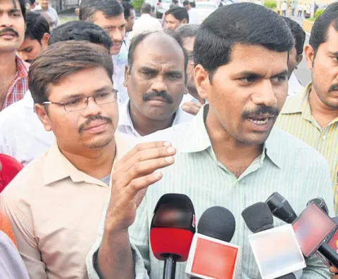 Meeting of Secretariat employees on protest the government's decision - Sakshi