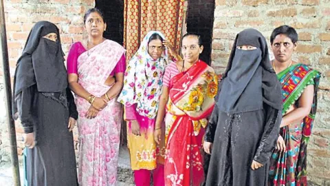 Microfinance managers attacking on poor people about debt - Sakshi