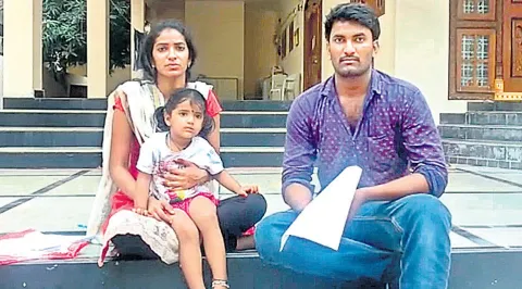 Harrassed wife protest infrot of TRS leader House - Sakshi