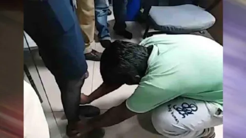 Indigo female staffer makes 2 inebriated men touch her feet for misbehaviour - Sakshi
