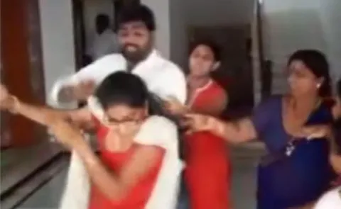 Harrassed wife protest infrot of TRS leader House - Sakshi