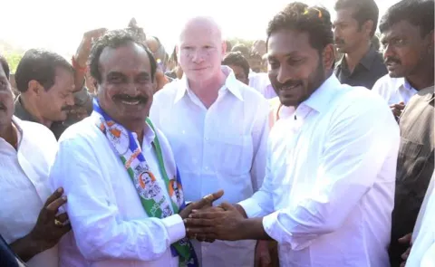 Dommeti venkateswarlu joins ysr congress party - Sakshi