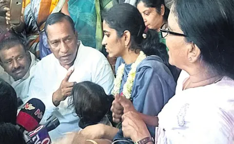 Sangeetha seeking Justice Infront Of Her husband srinivas reddy house - Sakshi