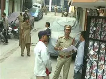police Cordon search in Old city, Falcunama - Sakshi