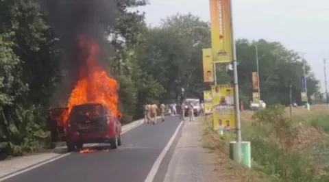 Car catches fire at krishna karakatta - Sakshi