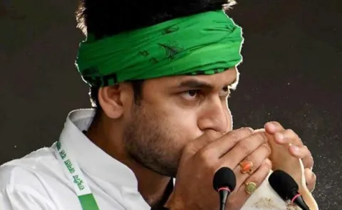 BJP Leader announces 1 Crore to Slap Lalu's Son - Sakshi