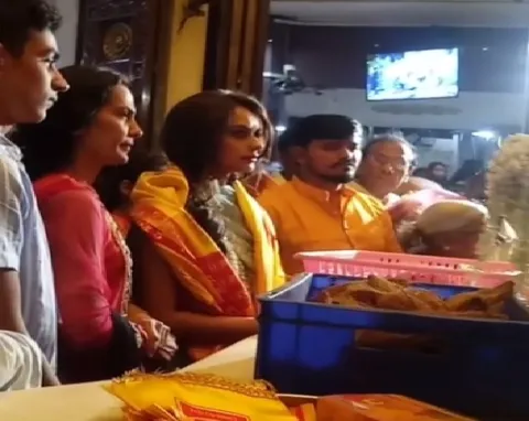 Miss World Manushi Chhillar visits Siddhivinayak Temple - Sakshi
