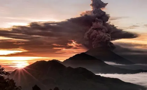 Bali Volcano Alert At Max, Airport Shut, Smoke Shoots Into Sky - Sakshi