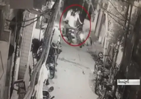 A Man Murder in Delhi Caught On CCTV - Sakshi