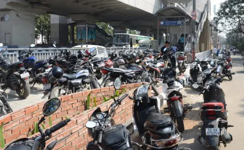 parking problem at Hyderabad metro rail stations - Sakshi
